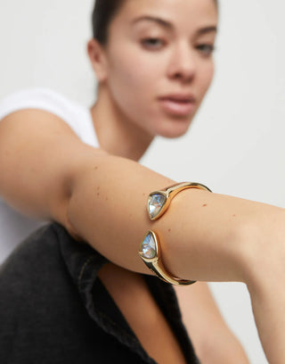 Ser Camaleonica Gold - Bangle bracelet with two multicolored crystals - Boutique Bella BellaUno de 50 - Bracelet