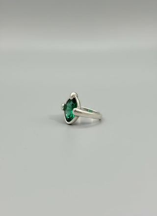SER DESLUMBRANTE - Silver Ring with Small Oval Green Crystal - Boutique Bella BellaUno De 50 - Ring
