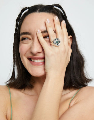 Ser Intuitiva - Eye - shaped signet ring with faceted green crystal - Boutique Bella Bella