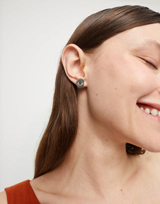 Ser Intuitiva - Stud earrings with green faceted crystal - Boutique Bella BellaEarrings